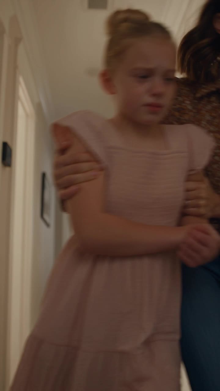 La belle-mère pousse son tout-petit dans la machine à laver, puis un appel téléphonique de l'enfant de 7 ans change tout.