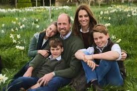 William and Catherine release annual Christmas card portrait - BBC News