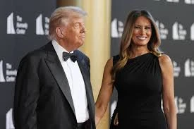 Ông Trump đi xem kịch 'Những người cùng khổ' với bà Melania - Báo VnExpress